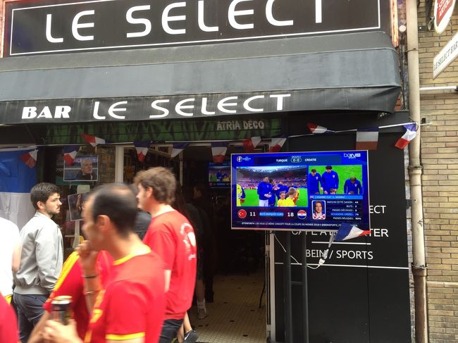 前日（6月12日）は同じグループのトルコvsクロアチアの試合があり、街のバーで観戦。