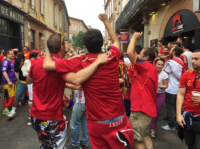 断っておくが、まだ試合前日である。<br />彼らの熱狂は止まらない。<br />たとえば、こんな一幕もあった。