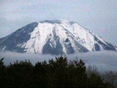 冠雪した大山

米子道大山パーキングエリアから撮りました。