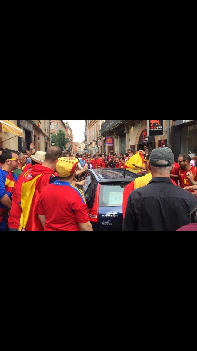 やりたい放題である。<br /><br />試合前からこの熱気、熱狂、バカ騒ぎっぷり。<br />数人で旗を持って、女の子が通った時だけ旗をヒラヒラさせてゲートのようにして、通してる一団もあった。<br />さすが、スペイン。イメージ通りのお国柄である。