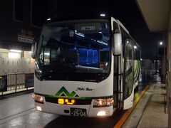 高山行きの特急バスは国道158号を駆け抜けて約２時間、定刻に高山駅に到着。