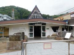 伊豆急伊豆稲取駅
駅前には大きな築城石が観光客を出迎えています。