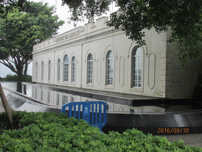 マカオは今尚ポルトガル語が公用語になっている。目立たたない所にポ語で「ＭＵＳＥＵ　ＤＥ　ＭＡＣＡＵ」の表示があった。中国一辺倒ではなかったのだ。