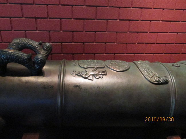 立派な装飾を施された大砲だ。