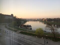 ホテルからの朝焼け。

クラクフ最終日は、クラクフSheratonに泊まりました。久々のリッチホテルでぐっすり休めたので、張り切ってこの気持ちのいい川沿いを1時間ほどランニング。

クラブフロアにしたので、朝食したりお茶したり、お昼過ぎまでラウンジでのんびり。
いやはや、たまにはいいではないか！