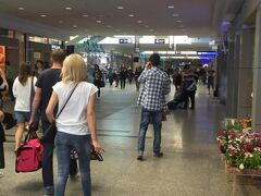 ワルシャワまでは列車で2時間半ほど。14時過ぎの便で移動します。
