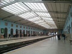 サンタアポローニア駅。
長距離列車も出てます。

駅構内にスーパーマーケットもある。

ただ治安良さそうには思えなかった。