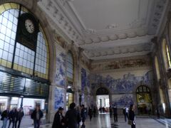 ポルトに到着。
メトロの駅で１日切符購入。
みんな買い方困っててスタッフさんがお手伝い。
私はネットに載っていた買い方頼りにピピッと。
スタッフさんにグッジョブと言われてしまいました(*ﾉωﾉ)

サン・ベント駅
駅の中がアズレージョ。
世界遺産を普通に使えるって凄い。