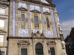 街の中心部に戻ってアズレージョ探し。

３つの教会を探します。
これもこの街に来た理由の一つ。

コングレガドス教会はサンベント駅のすぐ近く。