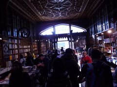 この街に来た最大の理由はこの本屋。

店の前でチケット購入。
本屋に入るのに３ユーロ。
ハリポタのイメージの元？になっている本屋だとか。

売っている本は普通の本だけど、全部キラキラして見えた。
観光客でいっぱいだけど、来て良かった。
