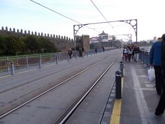 ドン・ルイス１世橋

柵もあるしデカいし揺れることもないのだけど。
何故かちょっと怖い。

高所恐怖症の人は辛いかもね・・・。