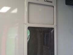 オリエンテ駅から９時３０分発ブラガ行き。
この列車でポルトまで。
ホームには列車内にも詳しい案内がない。
でも、この時間出発ないし。
たぶん大丈夫・・・。

切符に載っていた車両番号と座席番号を頼りに自分の席へ。
切符も不安・・・。

しばらく乗っていると男性が前の席の女性と私を見ている。
あれ？窓側じゃない？翻訳して調べたのに？？
席を変わろうとしたらイイのイイのとでも言いそうに笑顔で隣に。
自分の切符出して確認すると男性と同じ席！？
え？ダブルブッキング？交渉無理！！！
って男性の切符の列車番号が私と違う!!!!!!!
通路にそこ私の席と言いたそうな女性も!!!!!!!!
やらかした？？？？？？？？
前の女性に確認。
私の列車番号あってるって・・・。
ちょっと、おじさん！それ復路の切符じゃん！
一瞬心臓止まったわ。きっと寿命縮んだ。

レシートみたいな紙に往復載っているからね。
あー良かった良かった。

片道３時間。５０ユーロ弱。
wifiついてるけど安定しない。
そんなプチ旅行。