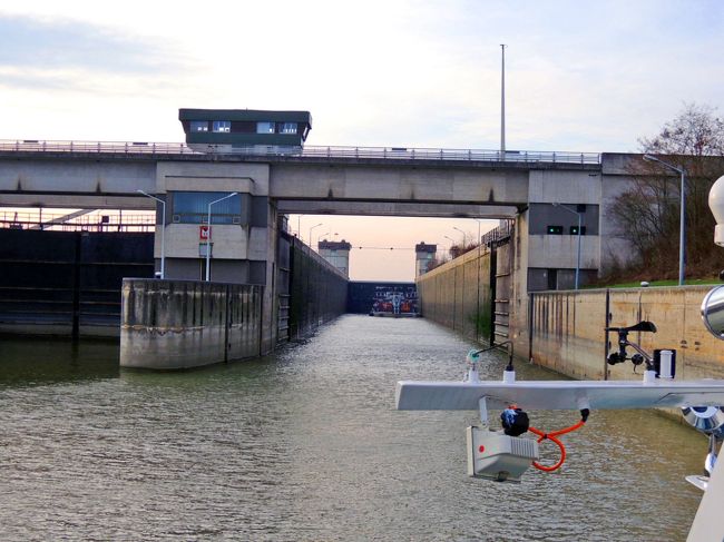 ランチをいただいていますと、水門がお目見え。<br /><br />リバークルーズはこの水門の通過も見所のひとつ。<br />