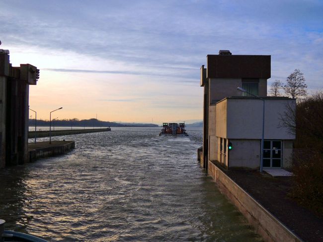 通過します。<br />リバークルーズはいくつもの水門を通過していきます。