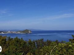 青空に海の色、連日きれいな景色です。
ペシ岬と奥に礼文島が見える。