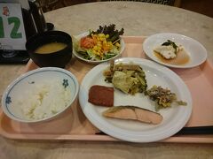 おはようございます。２日目の朝です。クルマで４０分程度のショップまで８時に行かないといけないので、６：３０からの朝食に一番乗りです。
ビジホにありがちな和洋食のバフェですが、ゴーヤチャンプルー、ゆしどうふ辺りが沖縄らしいのもあります。