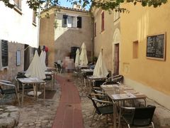 モナコから、中世の鷲の巣村 「 エズ 」 に、やってきました。
迷路のような旧市街を散策します。
可愛いカフェや、お土産屋さんが、たくさんあり完全に観光地化しています。
