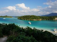 ひたすらクルマを走らせて川平湾にとーちゃーく！
やっぱりキレイだね。太陽の光で湾の色が変化していく。