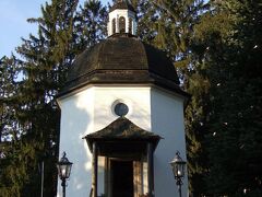 ザルツブルグから約１７Ｋｍのところにあるオーベルンドルフ。
「きよしこの夜」の記念礼拝堂。

「きよしこの夜」は１８１８年、ザルツブルクの聖職者ヨゼフ・
フランツ・モーア （１７９２～１８４８年）が作詞しオーベルンドルフの
オルガ二ストのフランツ・クサーヴァー・グル―バー（１７８７～
１８６３年）が作曲したもので聖ニコラウス教会で初演されました。
世界３００以上の言語で歌われています。
毎年１２月２４日１７時からのミサで 「きよしこの夜」が歌われ、
世界中から人々が参加しています。

オーストリアで作られたということを、ご存知の方は少ないのでは
ないでしょうか？

クリスマス・イヴの前日、教会のオルガンが壊れたため、モーアの
要請を受けてグル―バーが急遽、ギターで伴奏できる讃美歌を作曲
したのが「きよしこの夜」の誕生となったと言われています。
ここまでは、よく知られているお話です。