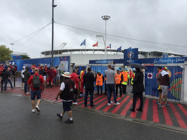 スタジアムを目の前にして、胸の高鳴りを抑えることが出来なかった。何年来の夢が、いま目の前にあるからである。<br /><br />スタジアムゲートをくぐり、グッズショップに。<br />前に並ぶスペイン人のファミリーがなかなか買い終わらないことにやきもきしていると、自分の番が来た。<br />背格好、体型が自分と似ている売り子の兄ちゃんの着ているTシャツと同じサイズのものと、タオルマフラー、大会プログラムを購入。<br />「Have a nice da・・」と言いかけたが、すぐに<br />「Have a nice game！」と律儀に言い直した兄ちゃんは、ニコリと笑った。