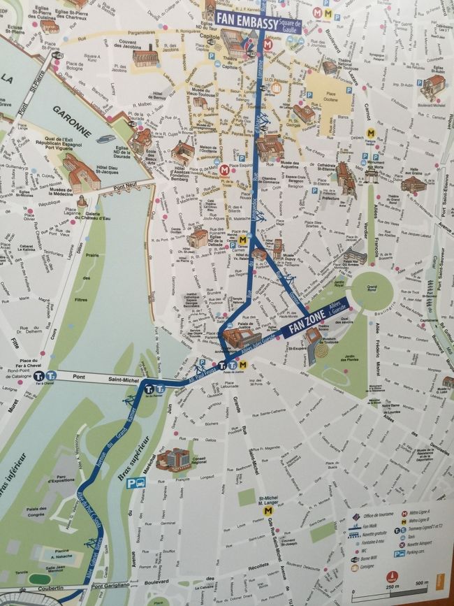 ガロンヌ河岸から通りを渡り、スタジアムのある公園の入り口の辺りでミニトマトを配っている大会スタッフにまず出迎えられる。トマトは大好物なので、この歓待だけでホクホク顏になる。<br />スタジアム手前にあったケバブの屋台で腹ごしらえをし、12:00過ぎ、スタジアムに到着。いよいよである。