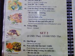 夕食は Com Pho Co へ来ました。
メニューの一部の写真です、一人なのでSET 1を注文しました。
牛肉のフォー、揚げ春巻き2本、豚の甘辛炒め、ライス、プリンで
119Ｋドン、ビール2本で36Ｋドン、合計155Ｋドン(約775円）と
懐に優しい値段です。

時差が2時間あるので、日本の21：00ぐらいです。
空腹もあってとてもおいしかったです。特に揚げ春巻きがビールに
ピッタリのおつまみでした。
