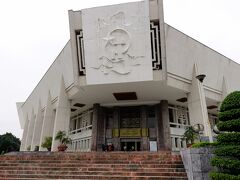 ホーチミン博物館です。

時間の都合で入りません。