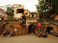 ここから11月30日です。　6時ぐらいに目覚めました。
時差が2時間あるからでしょう。

朝早く目覚めたので散歩にでました。

ホテルのそばにある東河門です。3か所の入り口があります。
昔のハノイ城の門で1749年に建てられたそうです。