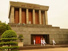 ホテルでタクシーを呼んでもらいホーチミン廟へやってきました。
ところが今日はお休みで入場できないと警備員(兵隊？？）に言われました。
掃除している人がいるのでメンテナンスの日のようでした。