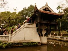 一柱寺へやってきました。

李朝の太宗が1049年に創建した1本の柱の上に仏堂を
のせたお寺です、