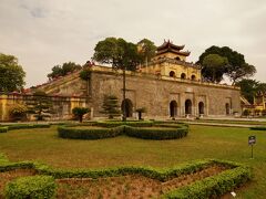 昼食後にタンロン遺跡にやってきました。(入場料30ｋドン）
世界遺産の11～19世紀に栄えたベトナム王朝のお城です。