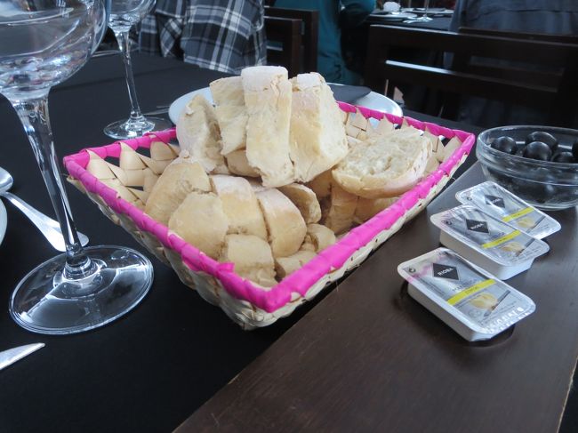 レストランの中は、１メートルくらいの段差で、２つのゾーンに区切られています。<br />私は、低い方の端で、上に誰もいなかったからいいけど、もし高い方にお客さんがいたら、顔の位置にその人たちの靴がすぐ横になるので、ほこりとか入りそうで、ちょっと嫌だな・・と思いました。<br /><br />でも、いなかったからいいや♪<br /><br />長机だったので、このパンは６人分のようです。