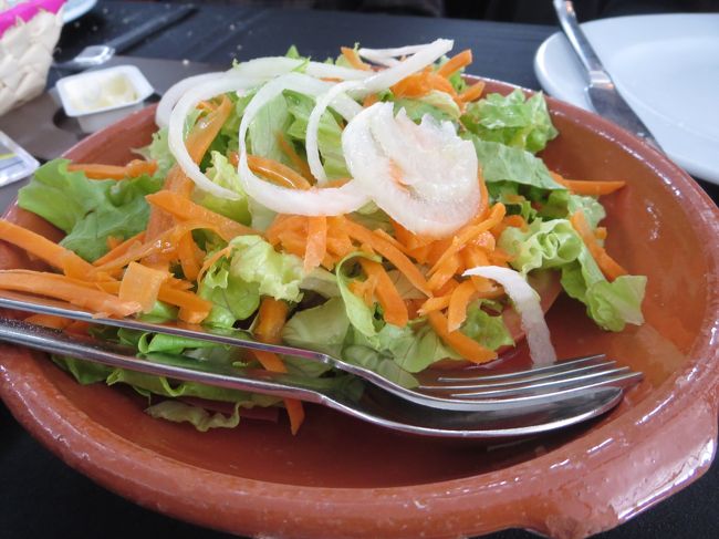 とりわけるサラダも来ました。