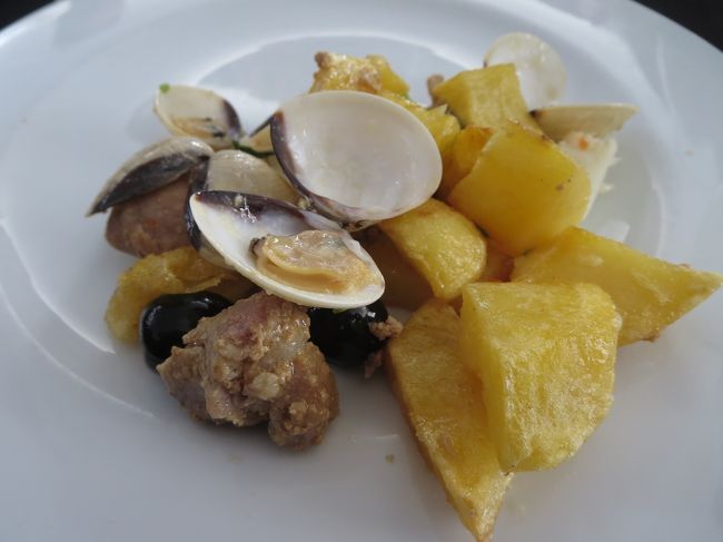 メインは、ポークのハマグリ添えです。<br /><br />ハマグリといっても、小さい貝なので、きっと違う貝だと思います。<br />アサリくらいの大きさです。<br /><br />これ、ガーリックがきいてて、むっちゃ美味しいです♪<br />しかも、おかわりを持って、廻ってくれるんですよヽ(^o^)丿<br />貝だけ、いただいちゃいました！！！