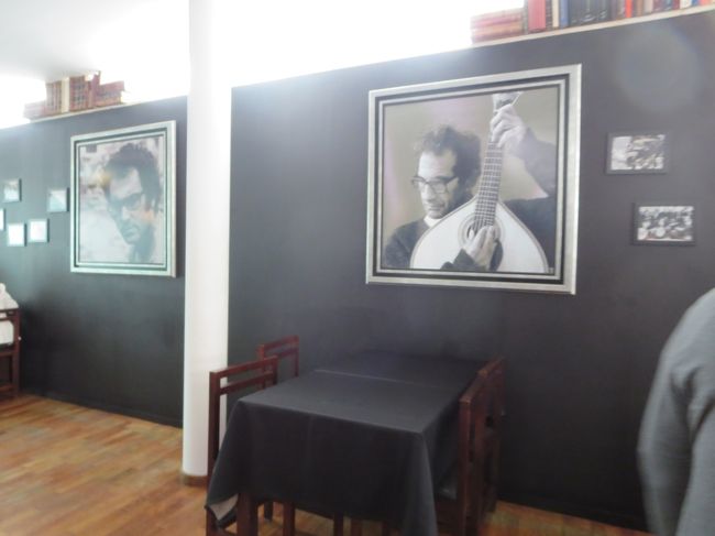 店内<br /><br />どうも、有名なミュージシャンの方の写真のようですね。