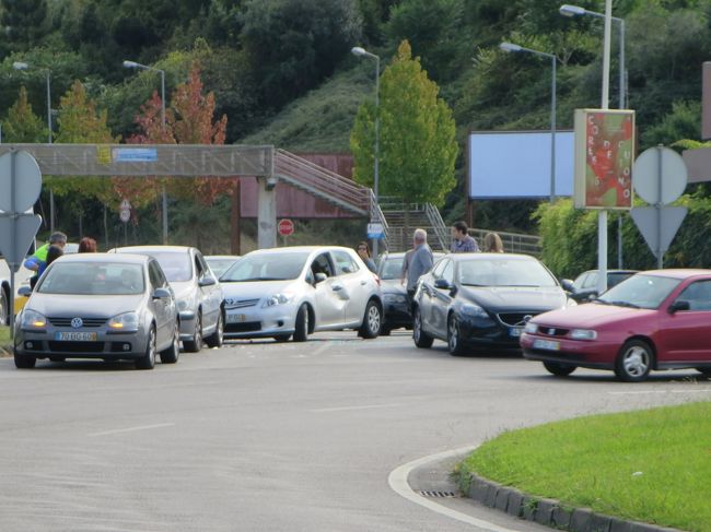 レストランを出ると、近くの駐車場で、接触事故があったみたい・・・。