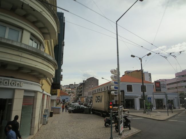 車窓より<br /><br />では、１５分ほどバスで走って、コインブラ大学へ向かいます。