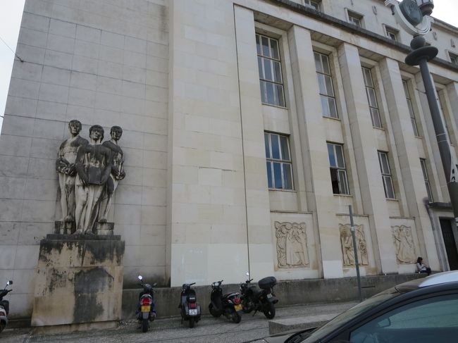 この３人が建っている建物は？！