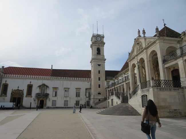 右手は、ラテン回廊。<br /><br />真ん中の塔は、時計塔。<br /><br />左の建物は、礼拝堂です。