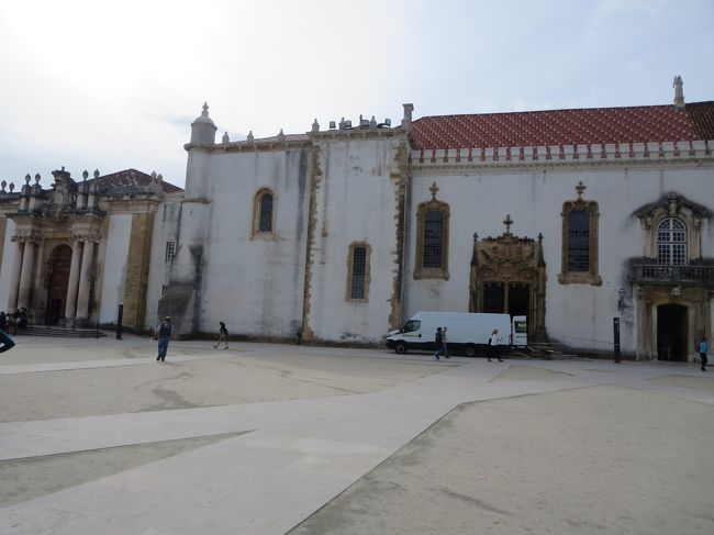 礼拝堂の左にあるのは、ジョアニア図書館です。