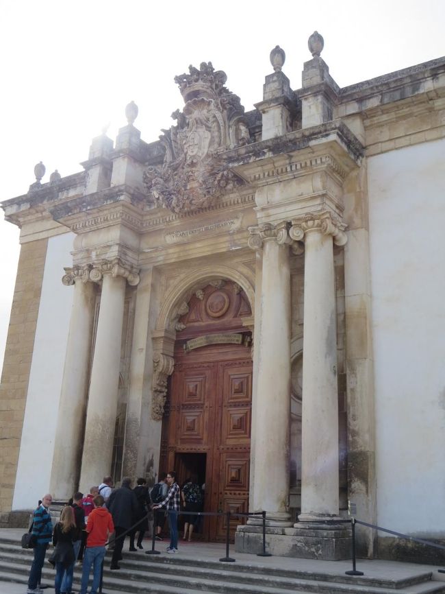 まずは、ジョアニア図書館に入ります。<br /><br />中は、金泥細工が美しい図書館なのですが、撮影禁止です。<br />残念！<br /><br />でも、この旅行記の最後に、買ったガイドブックの写真を載せておきますね。