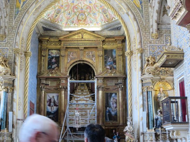 次は、お隣のサン・ミゲル礼拝堂に入ります。<br /><br />祭壇は、修復中なので、残念ながら梯子とかが入ってしまっています。