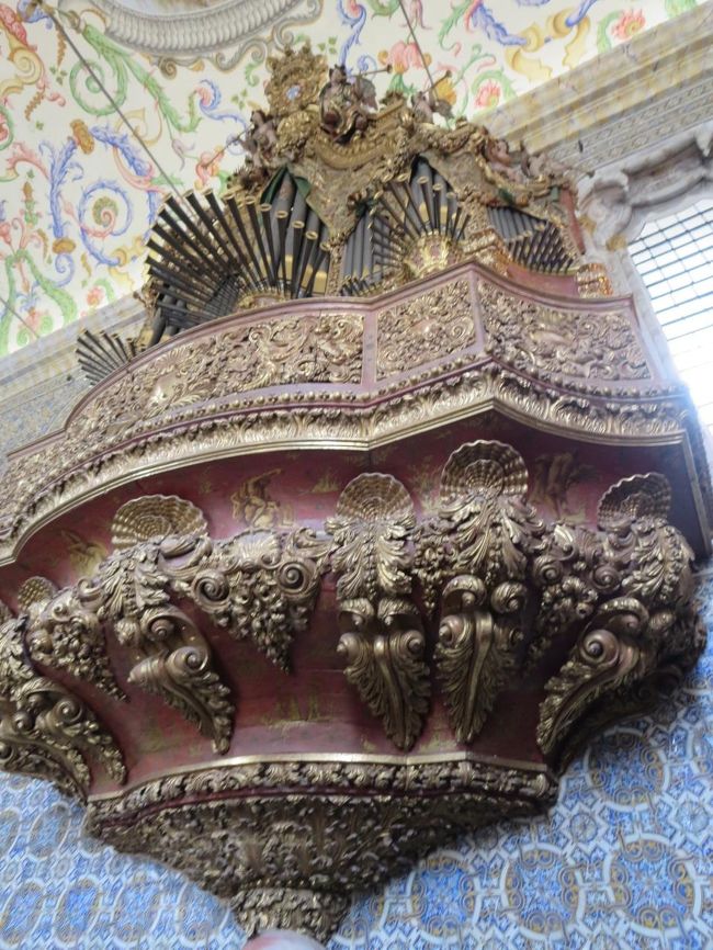 パイプオルガンのパイプが、外に突き出た形で、すごく珍しいですヽ(^o^)丿