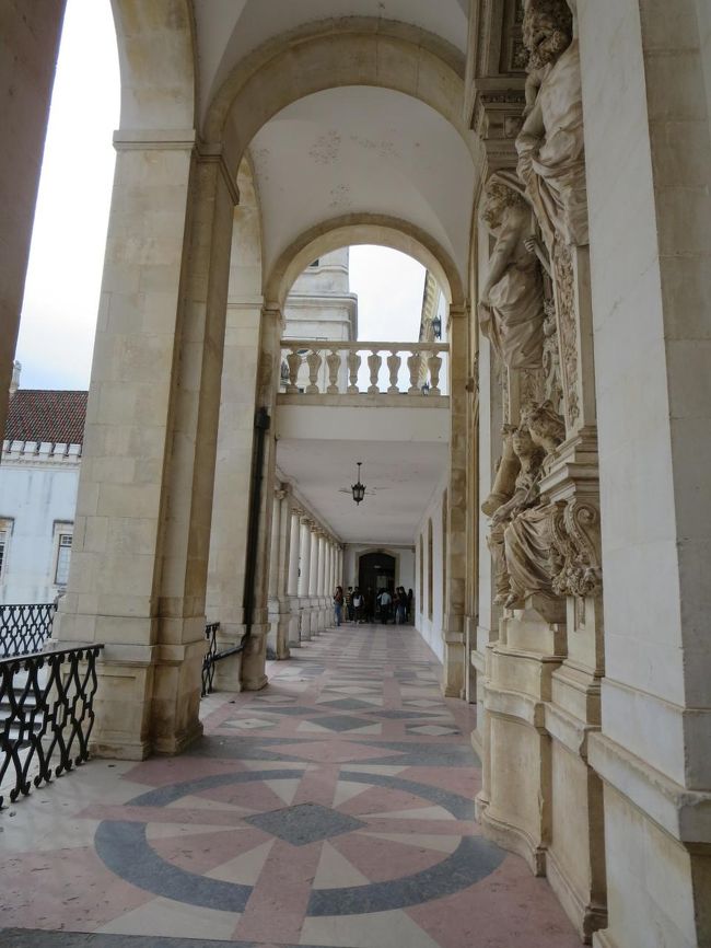 シンプルだけど、とても美しい回廊です♪<br /><br />なぜ「ラテン回廊」というか・・・それは、かつてここでは、ラテン語を使うことが義務づけられていたからなんですって！