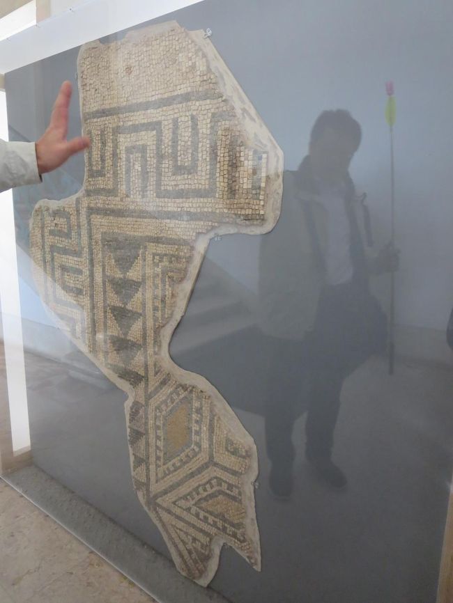 添乗員Ｏさんが、ガイドさんの英語を通訳しています。<br /><br />これ、たしか元の壁だったかな？<br />忘れてしまいました（汗）。