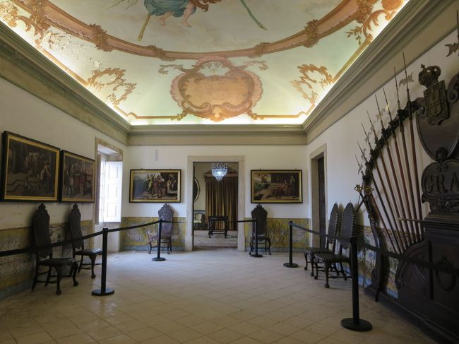 こちらは、ギャラリーになっていますね。<br /><br />武器の間です。