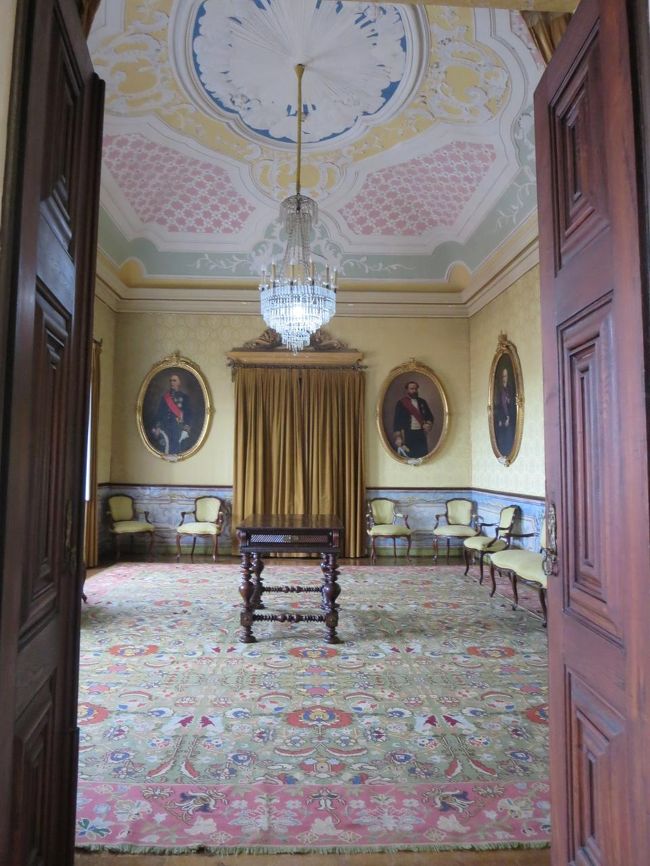 こちらのお部屋には、肖像画が飾ってあります。<br /><br />黄色の間です。