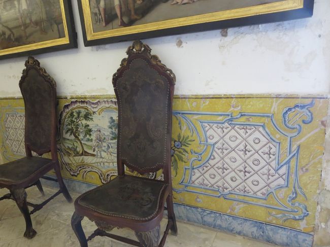 黄色のアズレージョと、重厚な椅子♪