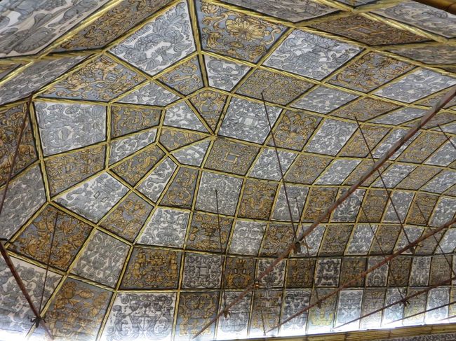 帽子の間の天井<br /><br />なんだか、ステンドグラスのような感じ？！