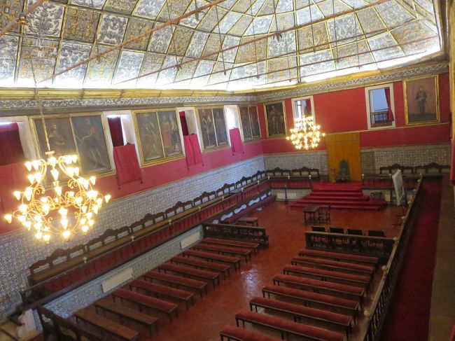 回廊の２階から、帽子の間を見下ろしています。